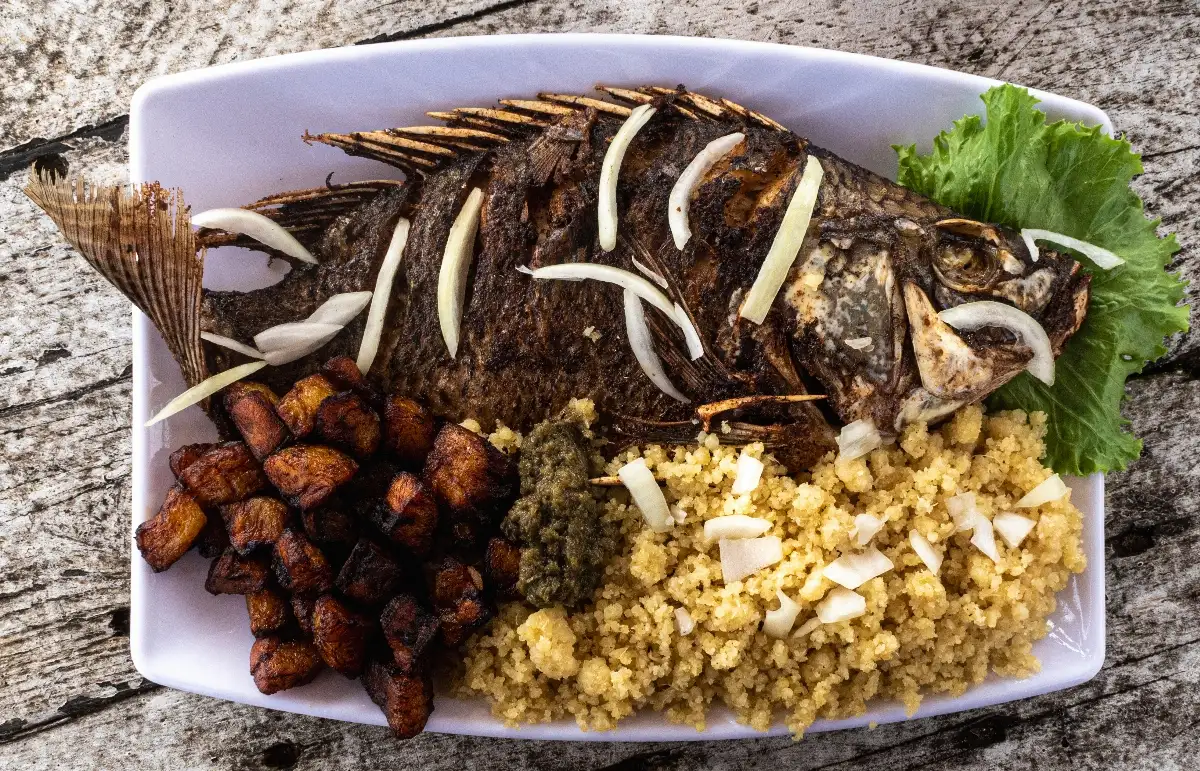 Attiéké et poisson grillé